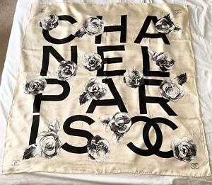 2023 Chanel Seide Beige Schwarz Weiß Kamelie Logo Quadrat Schal 90 Schwarz Grau - Bild 1 von 13