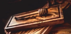 Tagliere tranciato rettangolare in legno di ulivo cm 30 circa con scanalatura per succo - Foto 1 di 2