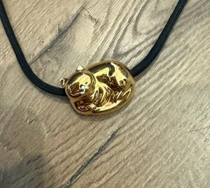 Collar Colgante Gato Tono Dorado Cordón Negro Moderno Abstracto Gatito Joyería - Imagen 1 de 2