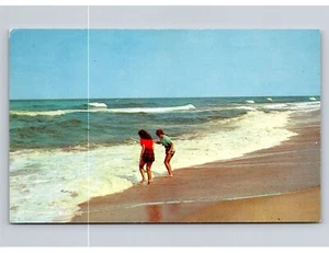 Vintage generische Postkarte Spielzeit am Strand Mädchen in der Brandung unbenutzt - Bild 1 von 3