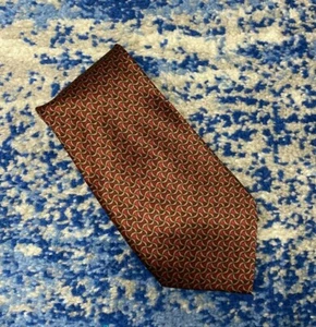 Corbata Zigurat Borgoña Rojo Profundo Dorado Negro Geométrica Cosida a Mano Seda - Imagen 1 de 5