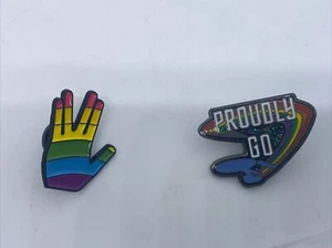 2 Stück Star Trek Proudly Go Glitzer LGBTQ Gay Pride 1,25" Emaille Pin NEU - Bild 1 von 4