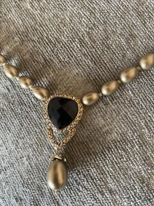 Collar de Perlas Monet Dorado Tono Bronce Estrás Colgante en V Firmado - Imagen 1 de 7