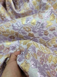 Tela Lavanda Oro Floral Flores Brocado Metálico 57" Ancho Vendida por Yarda - Imagen 1 de 11
