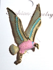 New Betsey Johnson Pink Enamel Bird Flying Brooch/Pendant Goldtone - Imagen 1 de 3
