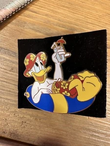 Disney Cruise Line Donald Duck Inner Tube Beach Scene Booster Collection Pin - Picture 1 of 1
