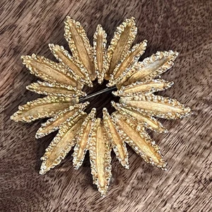 Broche prendedor vintage 1972 Avon tono dorado Starburst bisutería vacaciones - Imagen 1 de 5