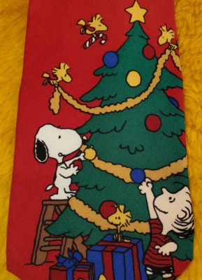 SNOOPY PEANUTS ~ MENS TIE ~ RED ~ " MERRY CHRISTMAS CHARLIE BROWN " ~ 57" - Imagem 1 de 4