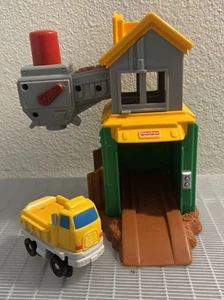 Fisher Price Geotrax Load ‘em Up Gravel Co. 2003 Building & one Truck - Picture 1 of 5
