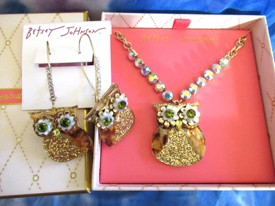 BRINCOS E PINGENTE COLAR CORUJA OLHOS VERDES GLITTER CORUJA BETSEY JOHNSON NOVO NA CAIXA-2025 - Imagem 1 de 4