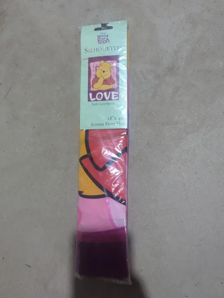 Disney Winnie the Pooh Oso AMOR Bandera Exterior Patio 28"x 40" Poohs Amor Sello Nuevo Foto 1 de 1