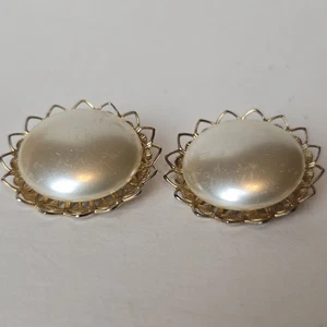 Vintage 1980s Faux Pearl Dome Clip-On Earrings - Gold Tone Filigree Bold Retro - Picture 1 of 19