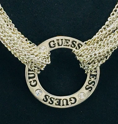 Collar Guess Tono Plata Cadena Blanco Estrás Logo Redondo Lazos Circulares Foto 1 de 4