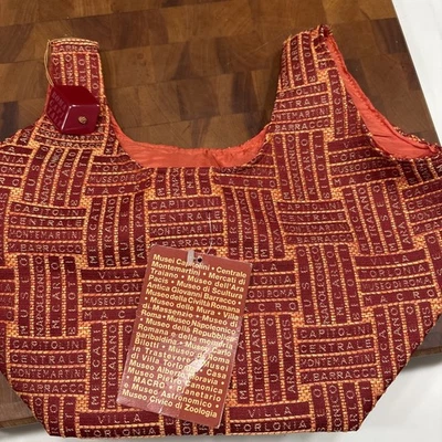 Bolso de Mano de Recuerdo de Museos de Roma - Dije Monedero Estampado de Nombres de Museo de Roma Italiano Foto 1 de 4