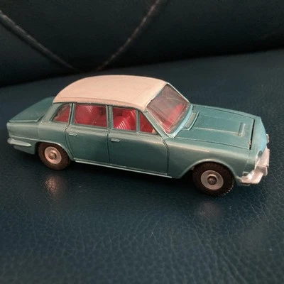 135 Vintage Dinky Toys Triumph 2000 with Luggage Time Capsule England by Meccano - Image 1 of 4