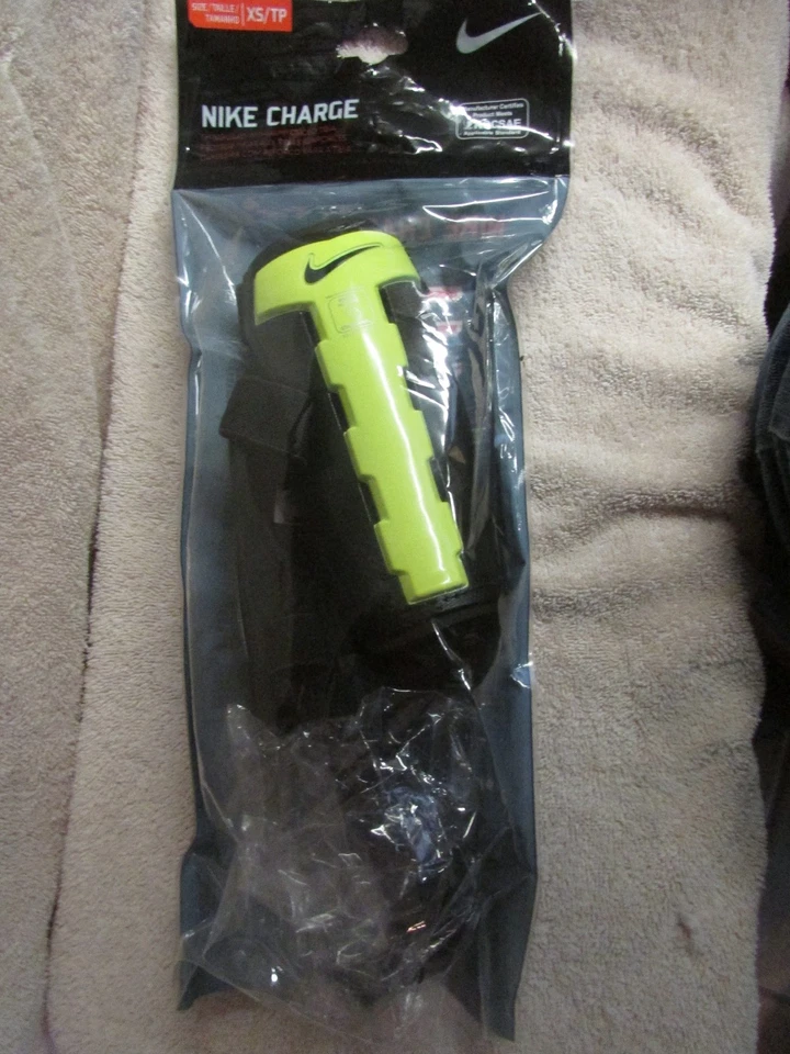 Nike Adult Unisex's Black Volt Charge Soccer Shinguard Sp0258 072 Size XS