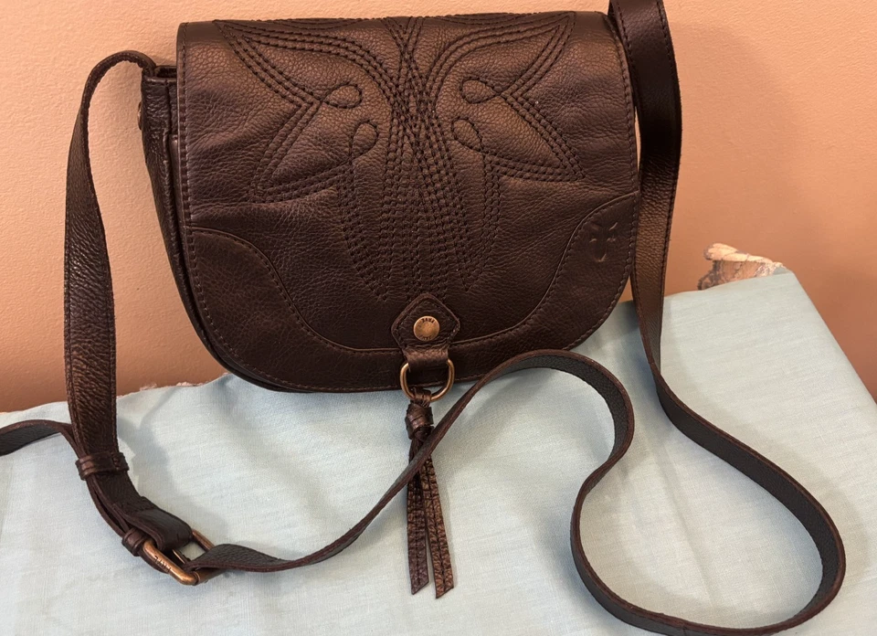 Bolso de mano bandolera de cuero negro FRYE con patrón de costuras superiores y logotipo Frye Foto 1 de 4