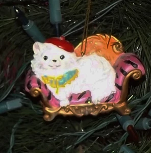 🎅🏽 GATO DE FANTASÍA con BOINA ROJA EN SOFÁ FIGURA ADORNO DE NAVIDAD - Imagen 1 de 2