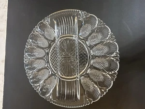Klarglas Deviled Eggs und Relish Tablett Geteilt 11 "D Wellenrand - Bild 1 von 8