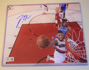 DAMIAN LILLARD SIGNED AUTOGRAPHED 8x10 PHOTO BECKETT CERTIFIED - Picture 1 of 3