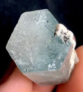 Natürlicher seltener zweifarbiger Beryll auch Aqua Morganit genannt mit schwarzem Turmalin - Bild 1 von 6