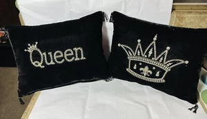 2 almohadas decorativas boutique negras. Uno con corona y uno con la palabra reina - Imagen 1 de 11