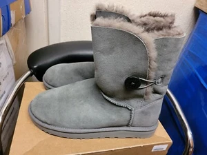 UGG Bailey Button Il Damen Stiefel Grau Größe UK 10,5 - Bild 1 von 10
