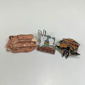 Outback Steakhouse Holiday Pins Ostern Halloween Weihnachten Hase Fledermaus Baum - Bild 1 von 5