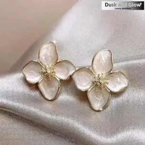 Silver Vintage Flower Stud Earings Gloss Women Ladies Jewellery Gift Pair UK NEW - Picture 1 of 3
