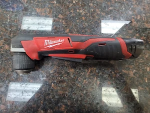 Milwaukee 2415-20 M12 Trapano avvitatore ad angolo retto senza fili 12V 3/8" con batteria - Foto 1 di 3