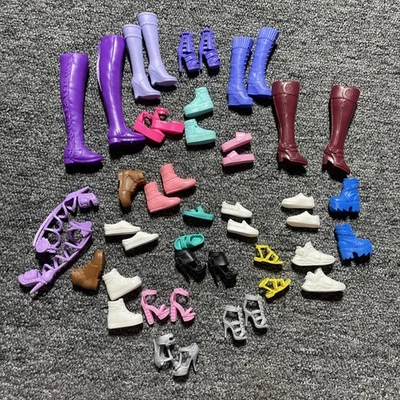 Barbie Zapatos Lote De 23 Pares Botas Tacones Tenis Planas Sandalias Colores Variados Foto 1 de 4
