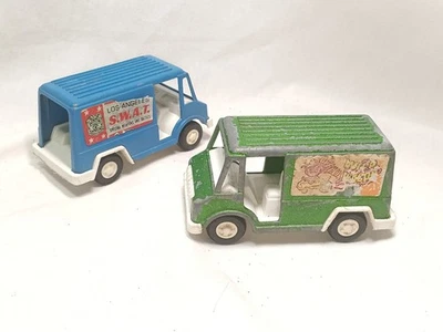 Lote de 2 Juguetes Tootsie Vintage Green Wild Wagon + Camiones con Panel SWAT Azul de Los Ángeles Foto 1 de 4
