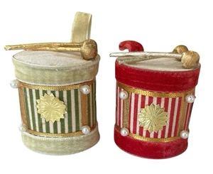 Vintage 2er Set Boardstock Trommeln Samtfolie perlrot & grün gestreift Ornamente - Bild 1 von 9