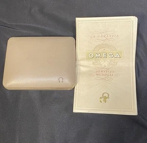 Vintage Omega Beige Watch Box, Plus a certificate of ownership 1970s - Imagen 1 de 13