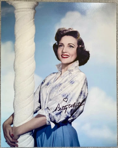 Betty White Signed In Person 8x10 Photo - The Golden Girls Mary Tyler Moore Show Cover