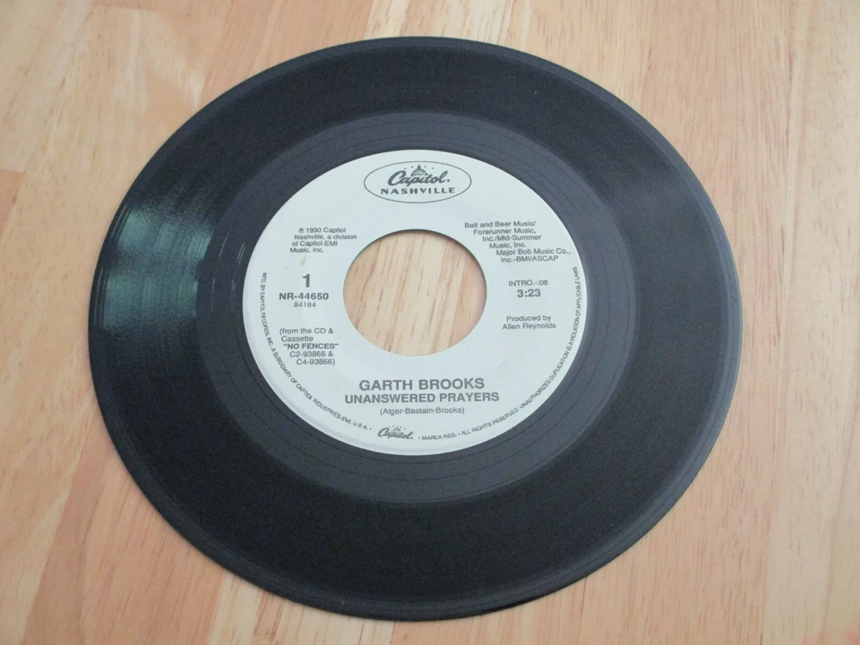 GARTH BROOKS - UNANSWERED PRAYERS  B/W - ALABAMA CLAY  VG   1990 - Image 1 of 1