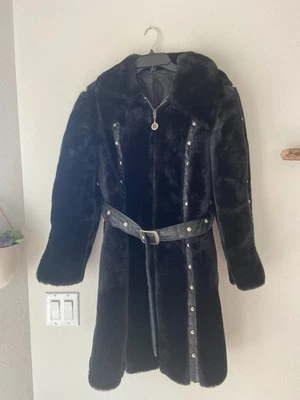 ABRIGO VINTAGE NG PRECIOSO DE PIEL SINTÉTICA CON CINTURÓN TACHONADO TALLA M Foto 1 de 3