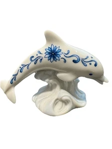 Statuina delfini in porcellana Lenox - disegno floreale blu - che salta sulle onde - Foto 1 di 4