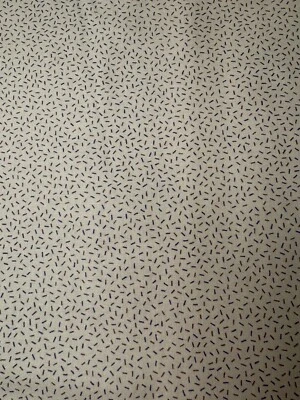 Tela de edredón Garden Villa de RJR 5374-2 pequeños guiones rojos y azules sobre crema Foto 1 de 4