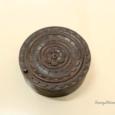 Caja de especias/masala de madera antigua mandala talla contenedor redondo reliquia patrimonio Foto 1 de 4