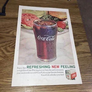 Anuncio publicitario impreso vintage de Coca-Cola - 1961 refrescante sensación nueva - Imagen 1 de 2