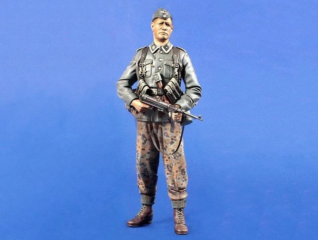 Verlinden 200mm 1/9 Waffen-SS NCO SS-Unterscharfuhrer w/MP 44 Normandy 1944 590 - Image 1 of 1