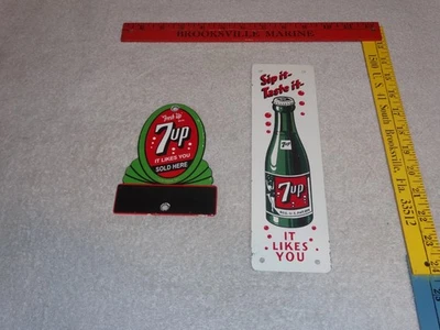 LOTE DE 2 LETREROS DE PORCELANA Y METAL VINTAGE 7UP SODA IT LIKES YOU PUBLICIDAD SIETE UP Foto 1 de 4