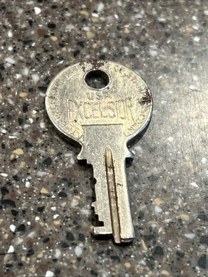 Vintage Excelsior #4260 Key-Luggage Steamer Trunk, Suitcase, Briefcase...NEW - Image 1 of 3