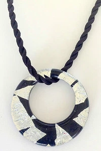 ITALIAN MURANO CIRCLE BLACK AND SILVER COLOR GLASS PENDANT WITH 16 " SILK CORD - Photo 1 sur 3