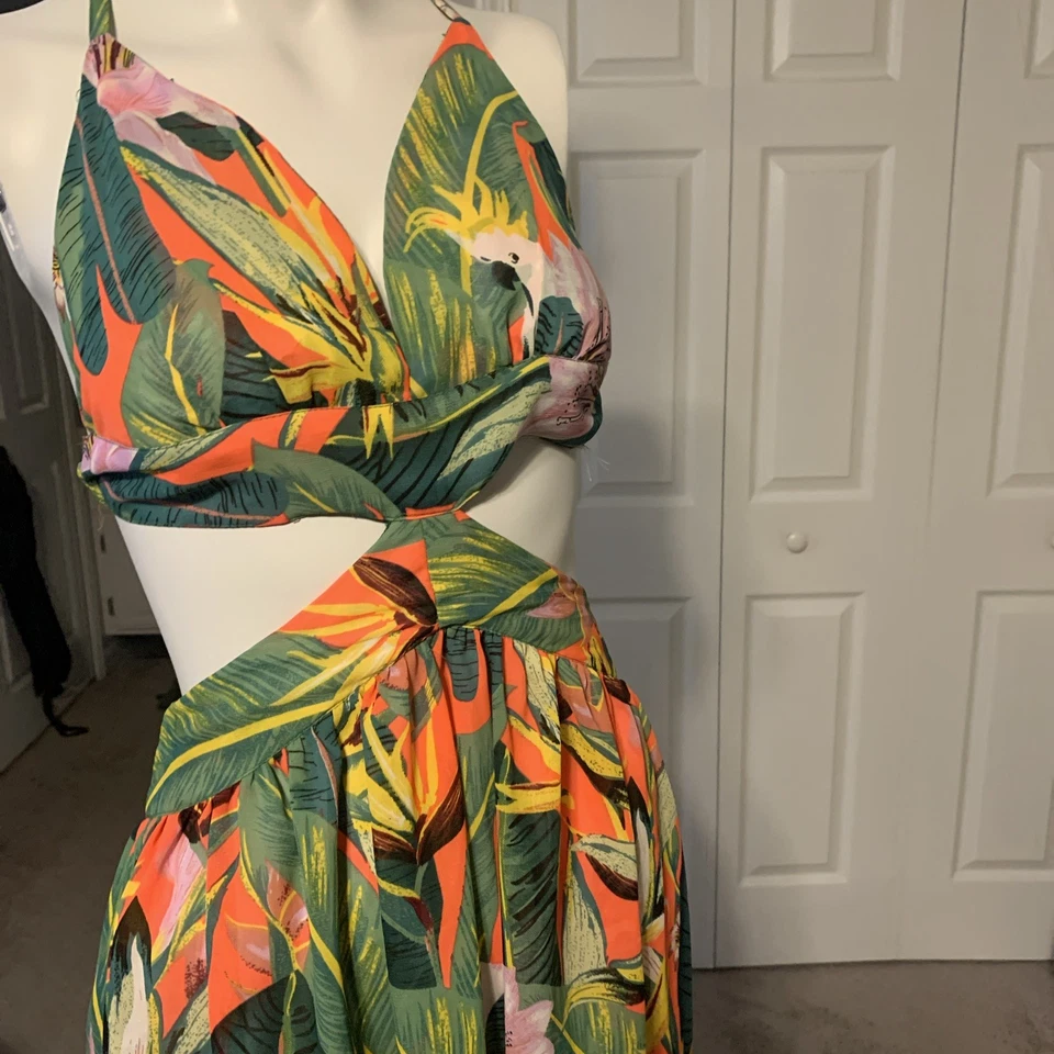 Elegante traje de baño multicolor encubrimiento o ropa de playa tropical Foto 1 de 4