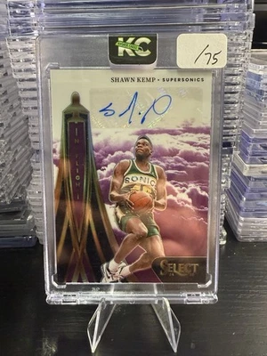 2024 - 25 帕尼尼精选 Shawn Kemp #IFS-KMP 紫色飞行签名亲笔签名/75 — 第 1/2 张图片