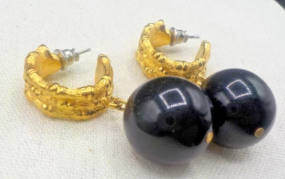 Pendientes de aro colgantes vintage en tono dorado, bola negra patrón de bambú en aro Foto 1 de 2