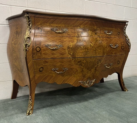 Vtg Classic Inlaid Bombe Chest by Decorative Crafts; Antiqued Brass Hardware Cover