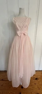 Vintage 1950er Jahre Kleid ALDENS Abschlussball rosa Spitze Tüll lange Schleife Detail *SCHNELLER VERSAND* - Bild 1 von 18
